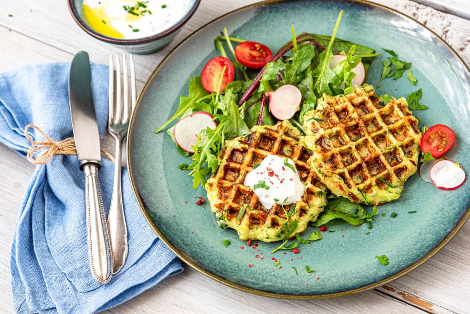 Herzhafte Waffeln mit Zucchini und Salat angerichtet - Mundgefühl