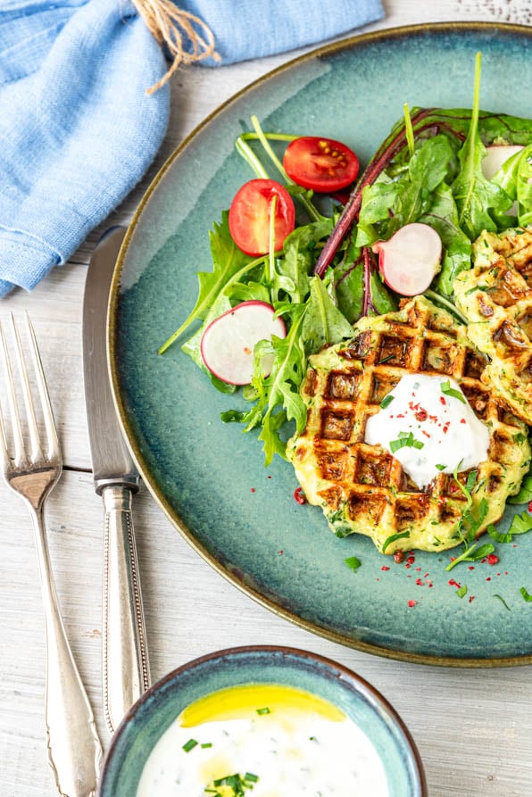 Gemüsewaffeln mit Zucchini und Salat angerichtet - Mundgefühl