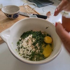 Zutaten für herzhafte Waffeln in Rührschüssel