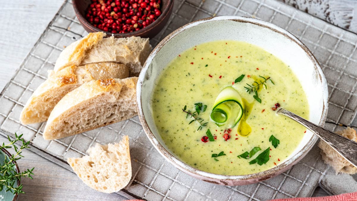 Zucchinisuppe in einer Bowl mit Baguettescheiben - Mundgefühl