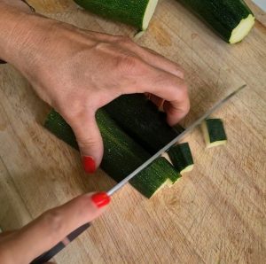 Zucchini für Zucchinicremesuppe werden gehackt