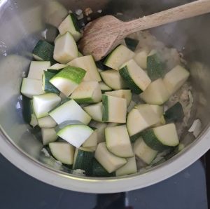 Zucchini in einem Kochtopf