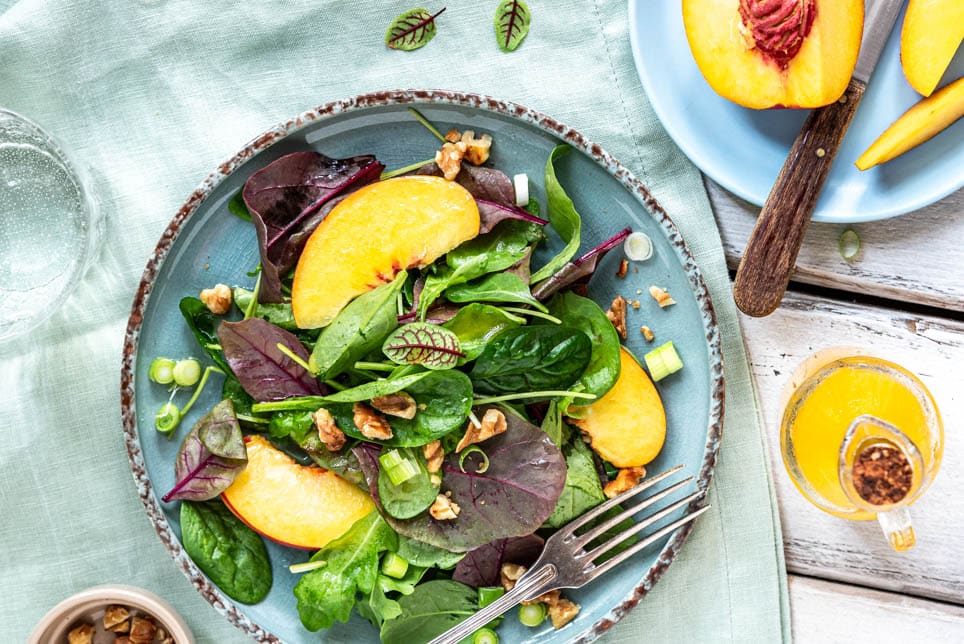 Sommersalat mit Nektarinen und Orangendressing - ein gesundes Essen für die ganze Familie