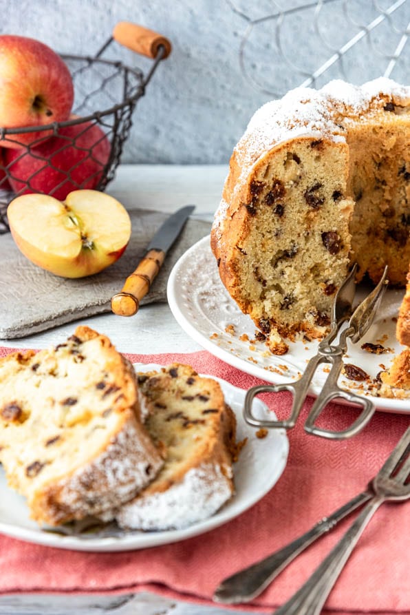 Angeschnittener Apfel-Gugelhupf mit Teller auf Tisch - Mundgefühl