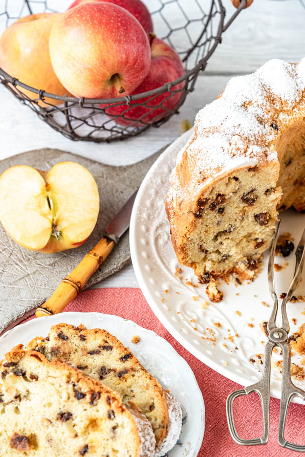 Ein angeschnittener Kuchen mit Äpfeln auf dem Tisch - Foodblog Mundgefühl