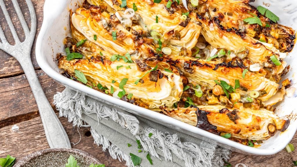 Spitzkohl aus dem Ofen in Auflaufform