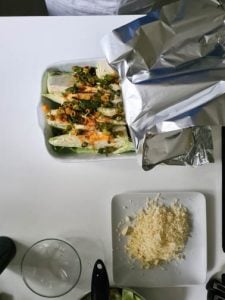 Auflaufform mit Spitzkohl und Alufolie