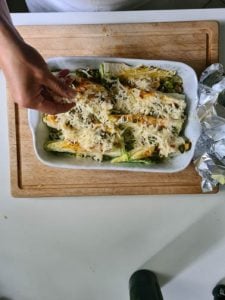 Spitzkohl wird mit Käse bestreut