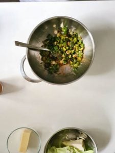 Lauchzwiebeln und Kräuter in Schüssel