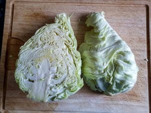 Halbierter Spitzkohl auf Schneidebrett