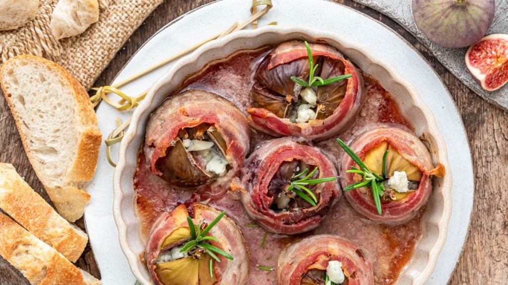 Eine Ofenform mit Feigen im Speckmantel und Baguette - Foodblog Mundgefühl