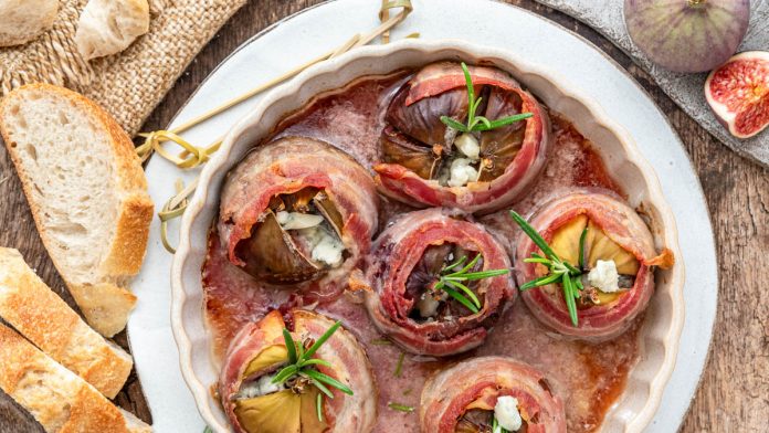 gefuellte-feigen-im-speckmantel-schnelle-tapas Eine Ofenform mit Feigen im Speckmantel und Baguette - Foodblog Mundgefühl