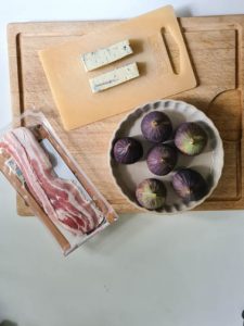 Zutaten für Tapas liegen auf Holzbrett