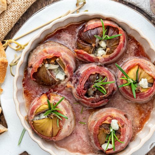 Eine Ofenform mit Feigen im Speckmantel und Baguette - Foodblog Mundgefühl