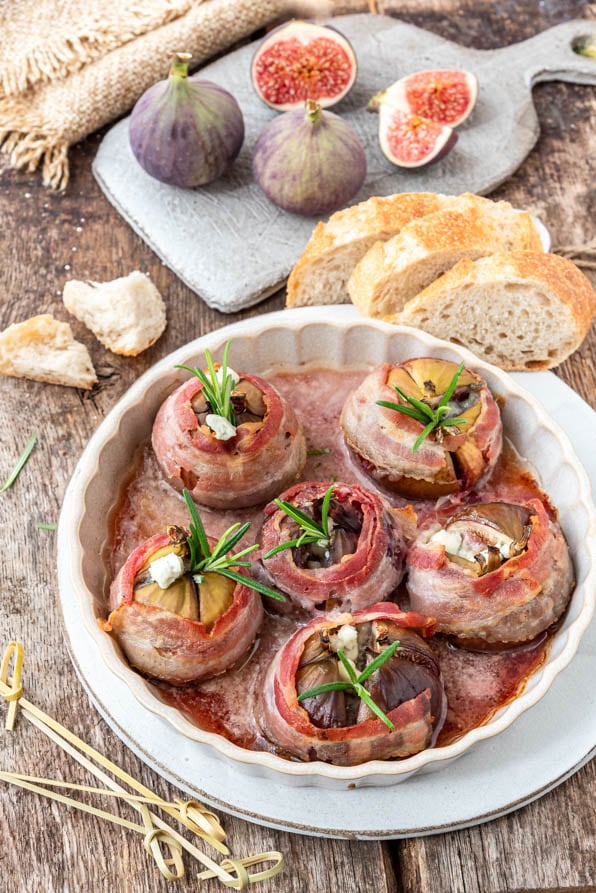 Eine Ofenform mit Feigen im Speckmantel und Baguette - Tapas