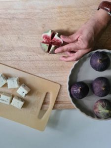 Eine Feige wird kreuzweise eingeschnitten für Tapas