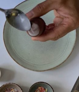 Schaumkuss wird mit Zuckerglasur bestrichen