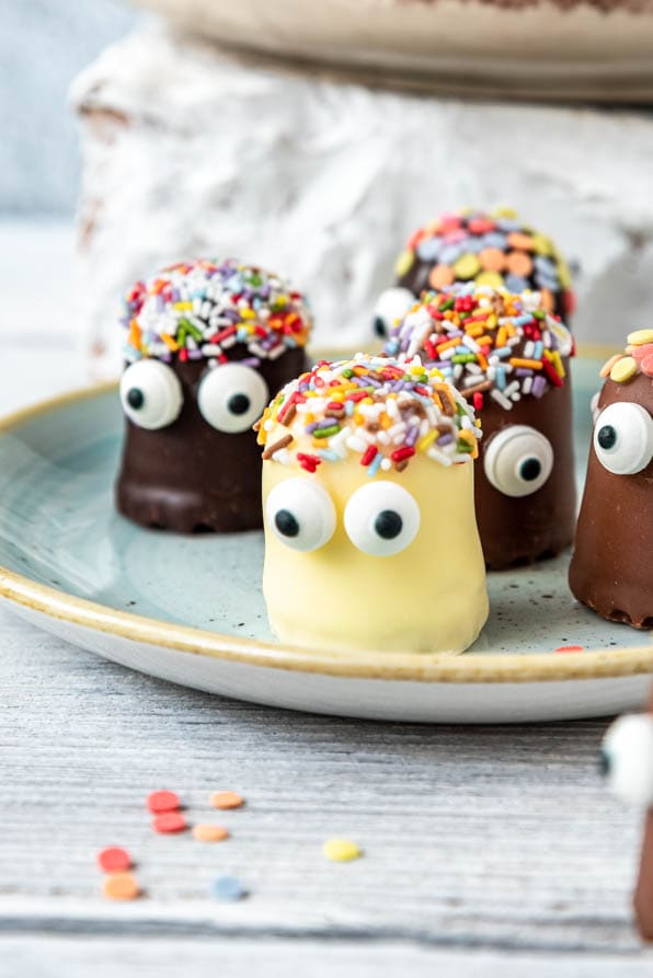 Mit Streuseln und Zuckeraugen dekorierte Schaumküsse als Tortendeko - Foodblog Mundgefühl