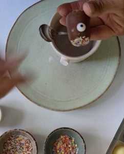 Schaumkuss mit Streusel und Zuckerauge