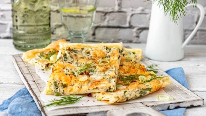 Blätterteig Pizza Stücke auf Brett und Holzuntergrund - Foodblog Mundgefühl