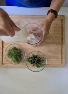 Milch wird zu Forelle in Mixbecher gekippt