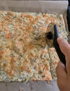 Pizza wird aufgeschnitten