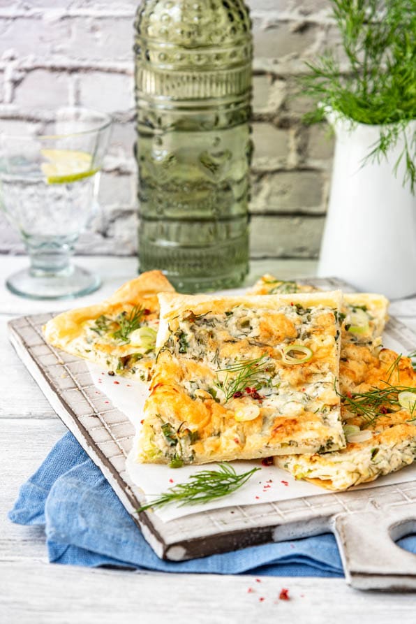 Blätterteig Pizza Stücke auf Brett und Holzuntergrund - Foodblog Mundgefühl