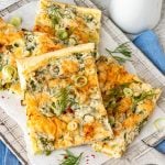 Pizzastücke auf Brett mit Dill