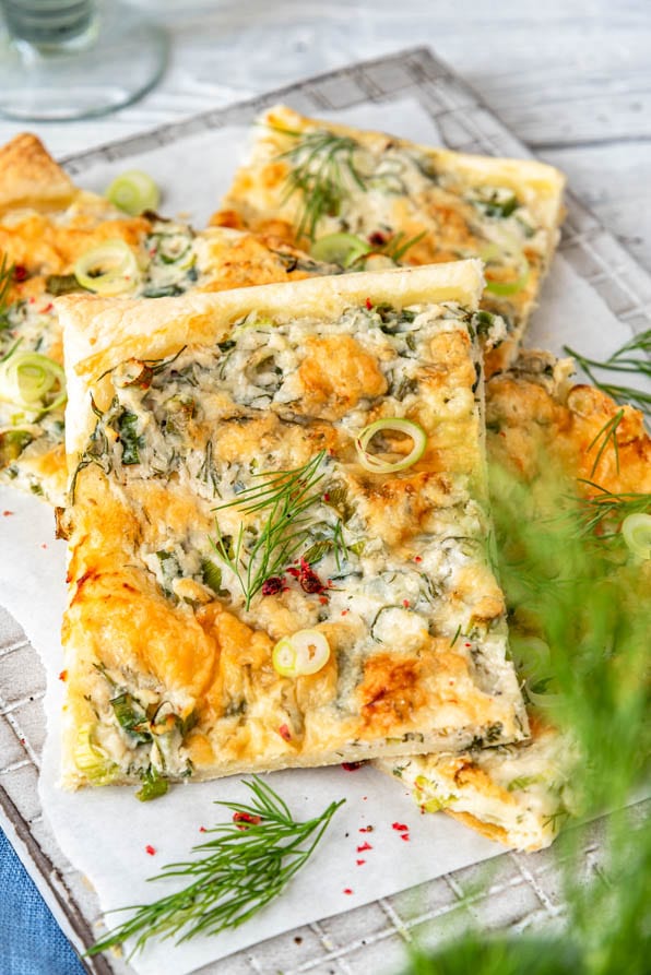 Pizzastücke auf Brett mit Dill