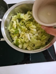 Kohl in einem Kochtopf