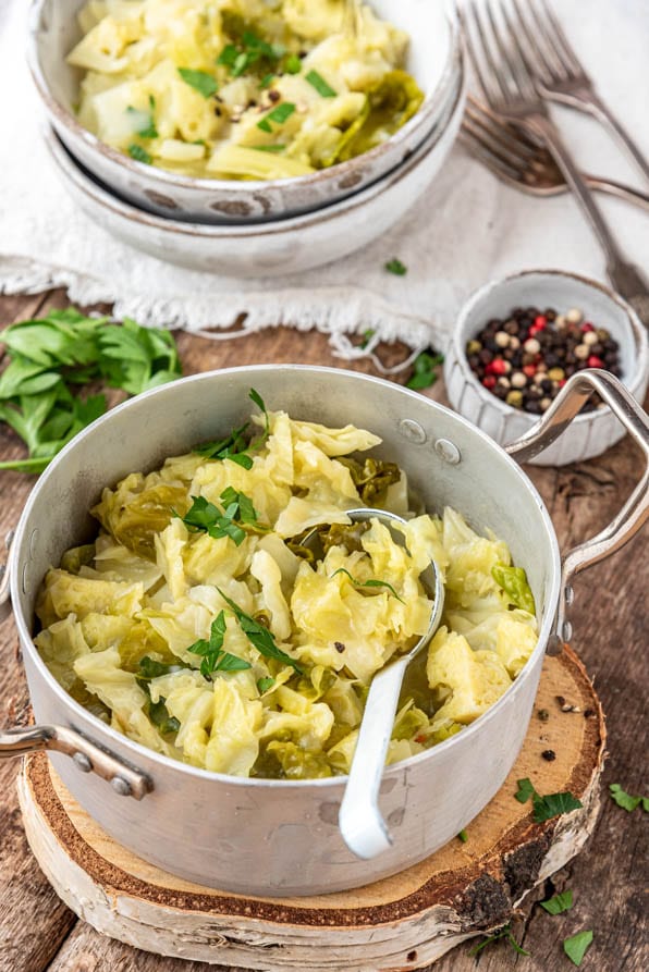 Ein Topf mit Wirsing und eine Schüssel auf einem Tisch - Foodblog Mundgefühl