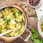 Ein Topf mit Wirsing und eine Schüssel auf einem Tisch - Foodblog Mundgefühl