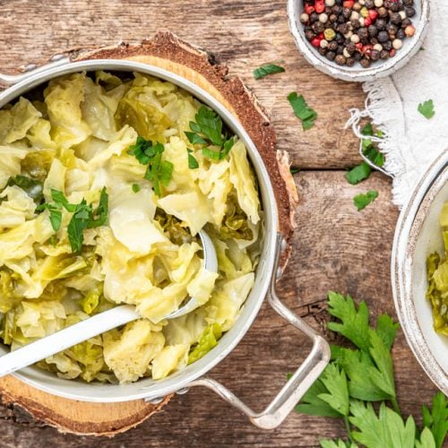 Ein Topf mit Wirsing und eine Schüssel auf einem Tisch - Foodblog Mundgefühl