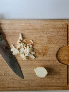 gehackte Zwiebeln auf Schneidebrett