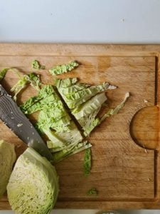 Kohl wird auf einem Schneidebrett geschnitten - Foodblog Mundgefühl