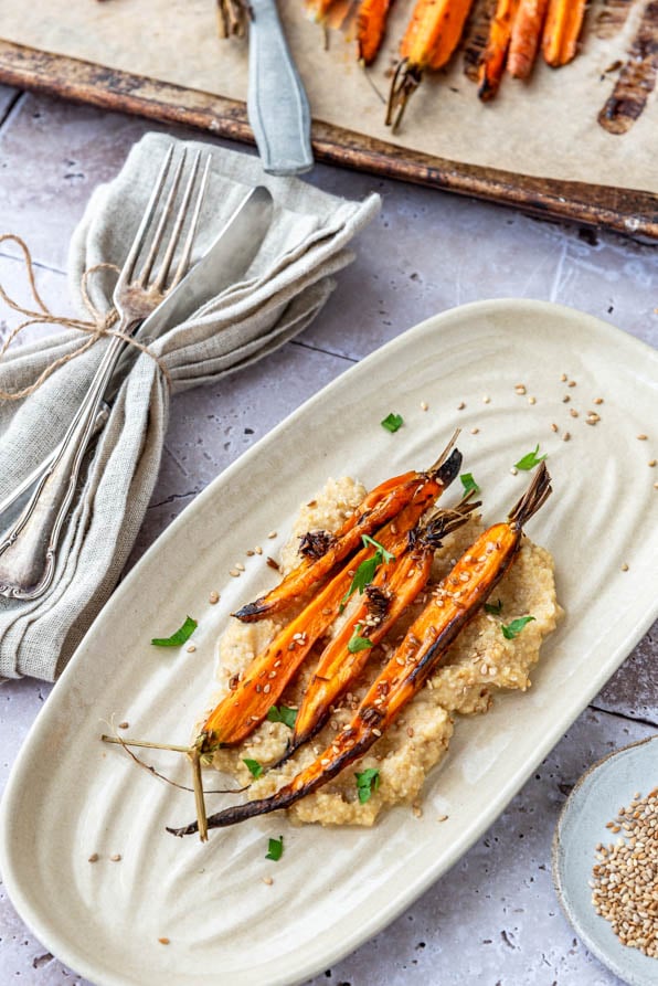 Ein Teller mit Hummus und Ofenkarotten - Foodblog Mundgefühl