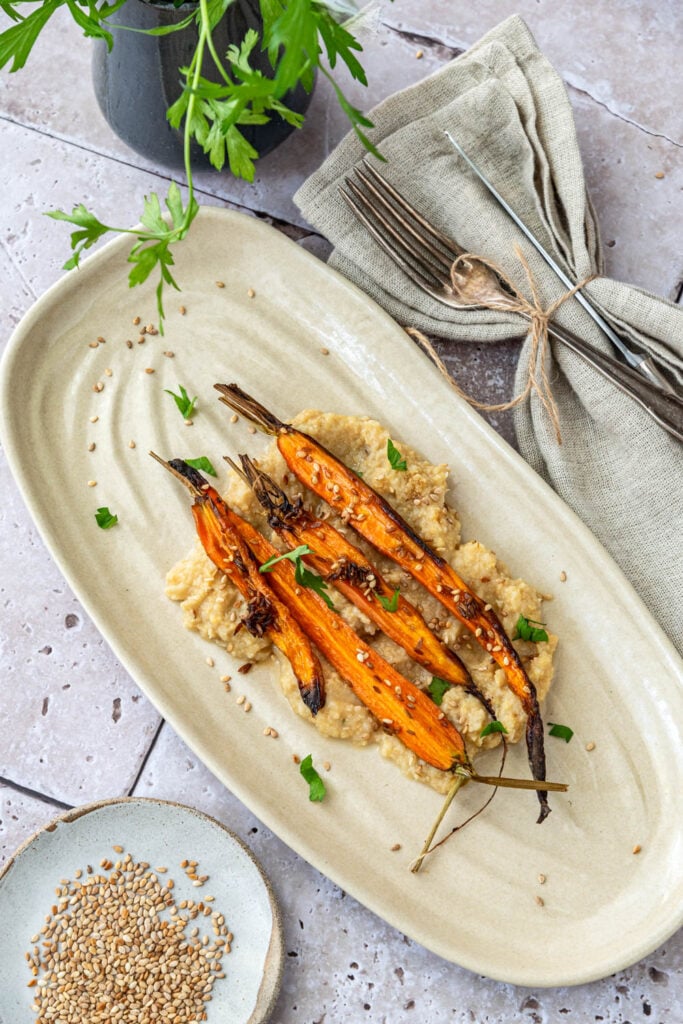 Ein Teller mit Hummus und Ofenkarotten - Foodblog Mundgefühl