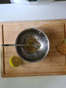 Marinade in einem Schüsselchen.