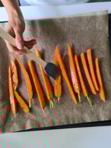 Ofengemüse wird mit Marinade bestrichen.