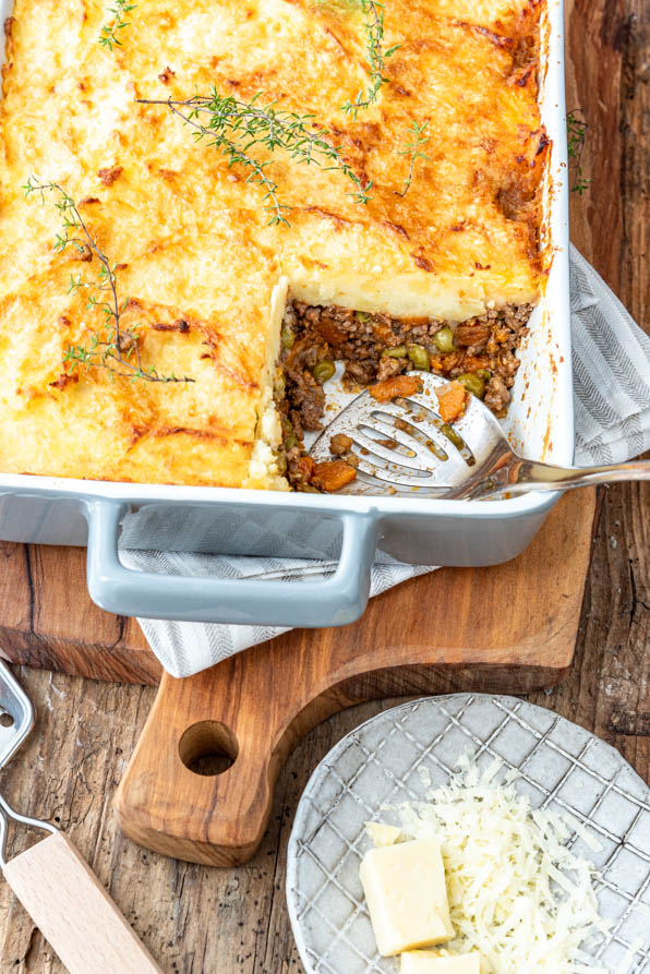 Hackfleischauflauf mit Kartoffeln in Ofenform auf einem Holzbrett - Foodblog Mundgefühl