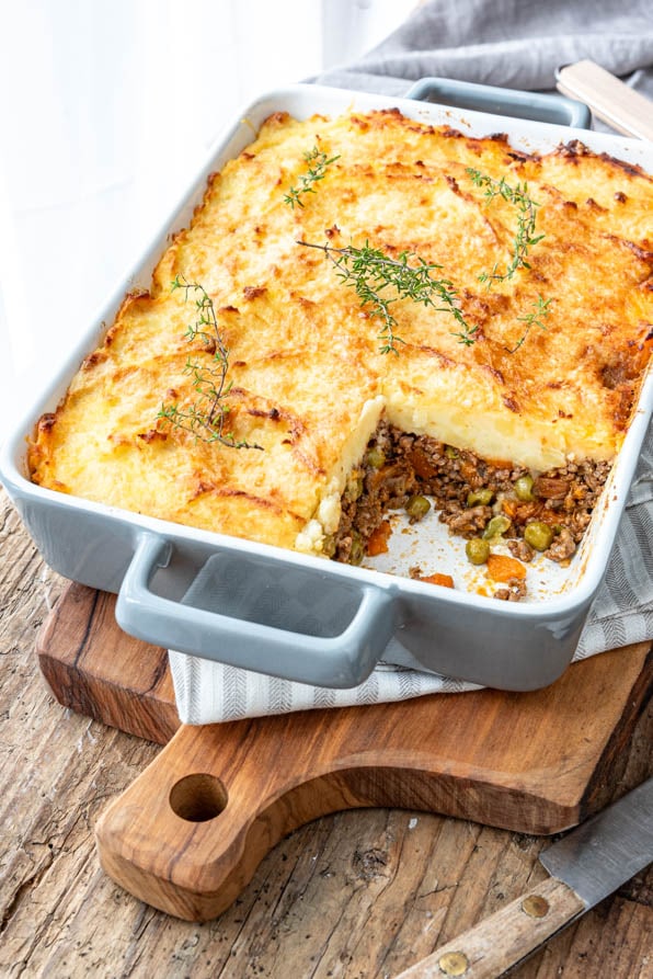 Hackfleischauflauf mit Kartoffeln in Ofenform auf einem Holzbrett - Foodblog Mundgefühl
