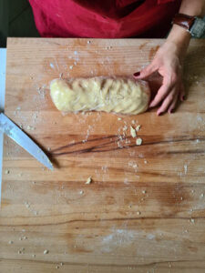 Teig wird in Klarsichtfolie eingewickelt