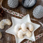 Vanillekipferl Rezept – klassische Kipferl auf Holzbrett mit Puderzucker