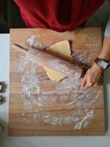 Teig für Rezept Butterplätzchen wird ausgerollt