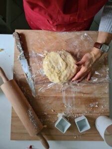 Teig für Rezept Butterplätzchen wird in Frischhaltefolie eingepackt