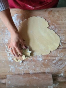 Teig für Rezept Butterplätzchen wird mit Keksausstecher ausgestochen