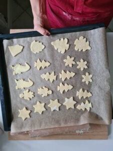 Ein Blech mit Butterplätzchen