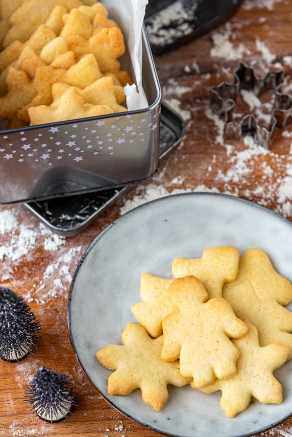 Butterplätzchen Rezept auf Keksteller und dahinter eine Keksdose