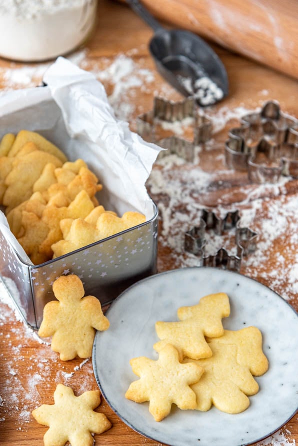 Butterplätzchen Rezept auf Keksteller und dahinter eine Keksdose
