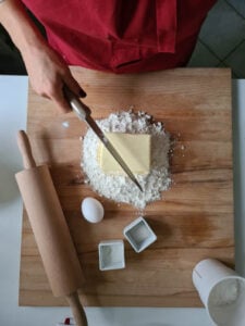 Butter für Rezept Butterplätzchen wird klein geschnitten